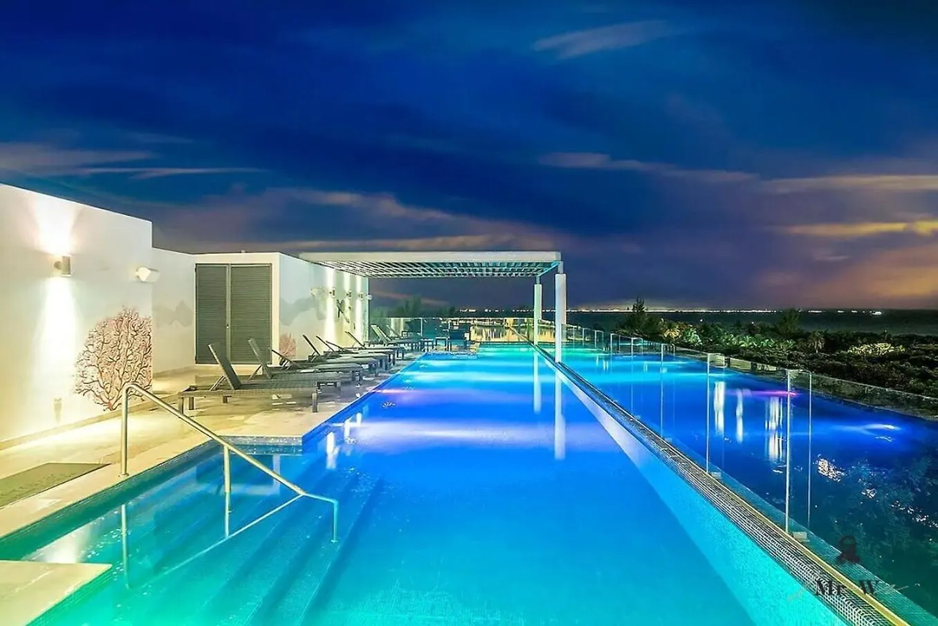 Oceanview Rooftop Pool Spa Tub Steps To Beach プレヤデルカーメン